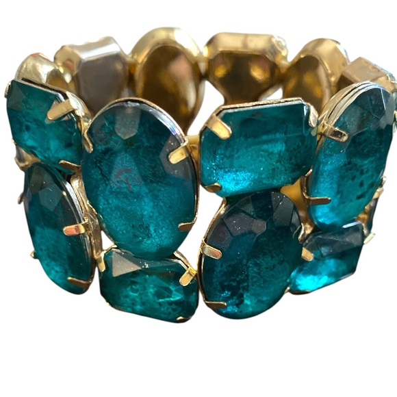 Jewelry - Emerald colored stretch bracelet